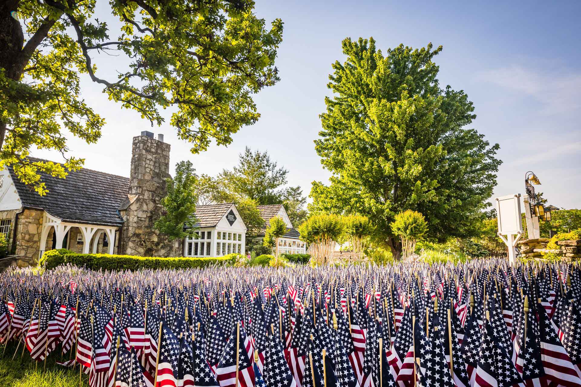 memorial day american flags outside Big Cedar 极速赛车168开奖官网一分钟 Lodge registration